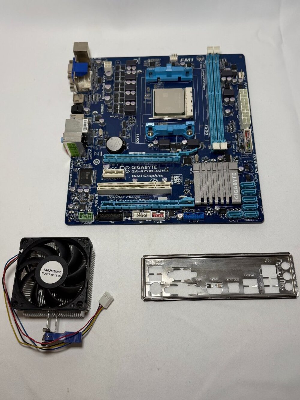 Gigabyte GA-A75M-D2H Motherboard w/ AMD A4-3300 CPU Heat Sink I/O Shield Working